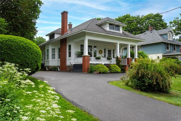 Exterior, Facade, American Foursquare
