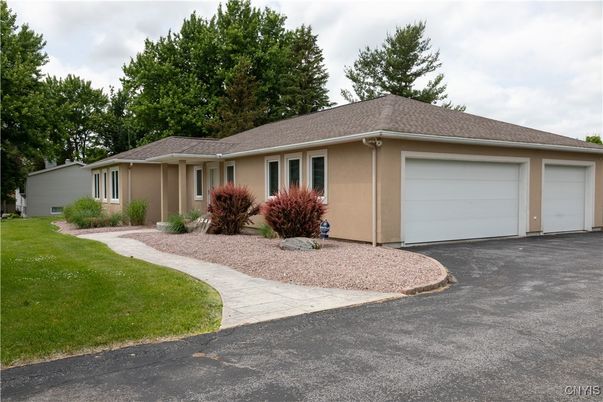 Attached, Exterior, Facade, Ranch