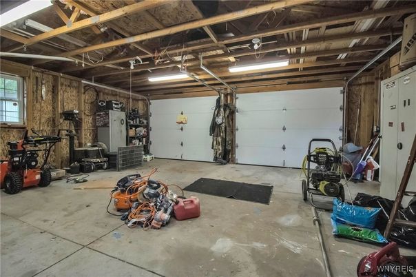 Garage, Interior, Wooden Beams