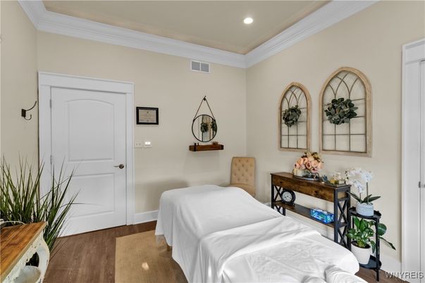 Interior, Recessed Lighting, Wood Texture Flooring
