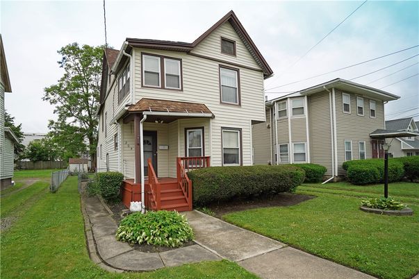 Exterior, Facade, Queen Anne Victorian