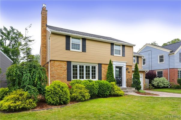 Exterior, Facade, Brick Facade, Split Level