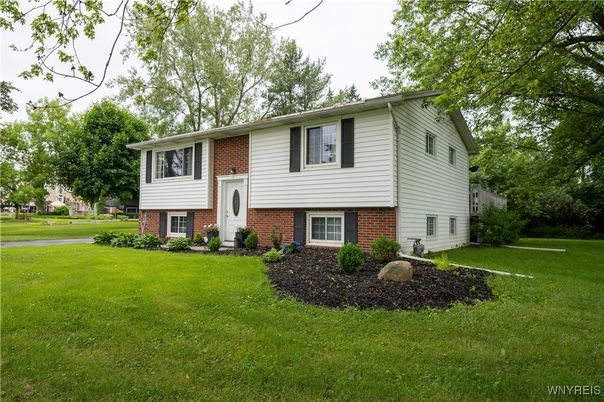 Exterior, Facade, Brick Facade, Raised Ranch
