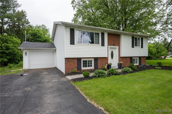 Attached, Exterior, Facade, Brick Facade, Raised Ranch