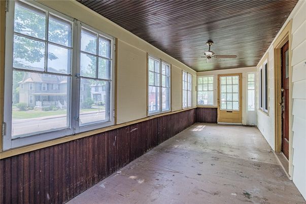Empty room, Interior