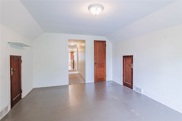 Empty room, Interior