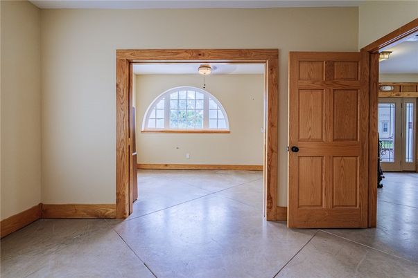 Empty room, Interior