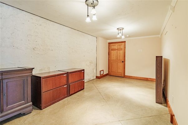 Empty room, Interior