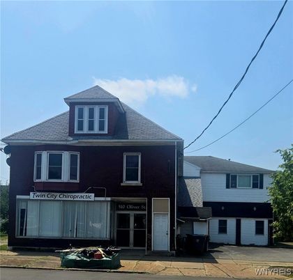 Exterior, Facade, Raised Ranch