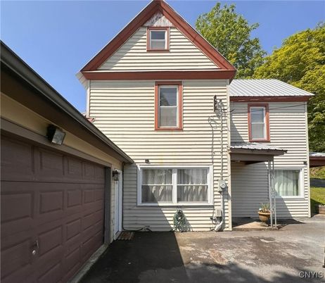 Attached, Exterior, Facade, Queen Anne Victorian
