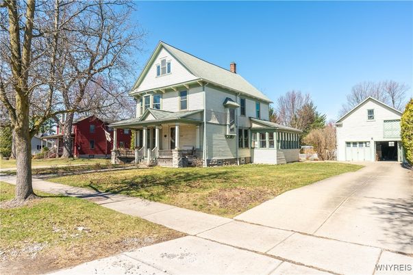 Attached, Backyard, Exterior, Facade, Queen Anne Victorian
