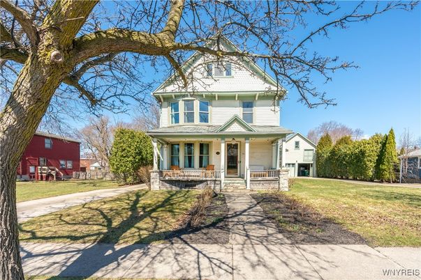 Exterior, Facade, Queen Anne Victorian