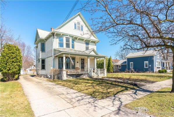 Exterior, Facade, Queen Anne Victorian