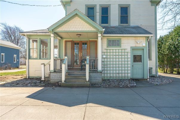 Exterior, Facade, American Foursquare
