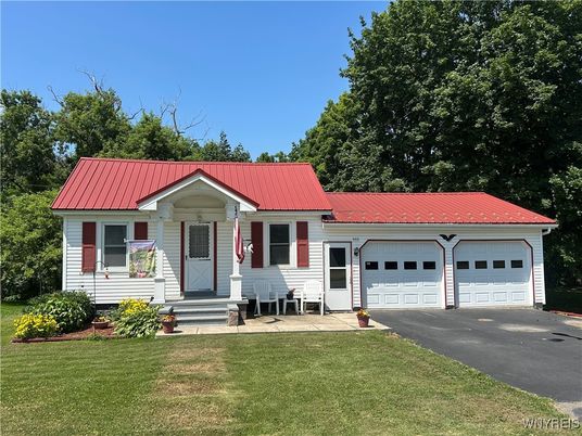 Attached, Exterior, Facade, Cape Cod