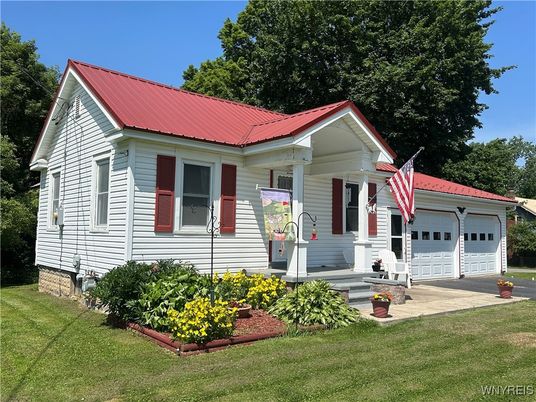 Attached, Exterior, Facade, Cape Cod