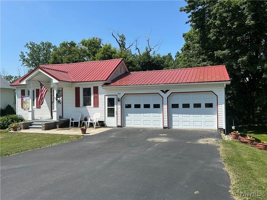 Attached, Exterior, Facade, Cape Cod