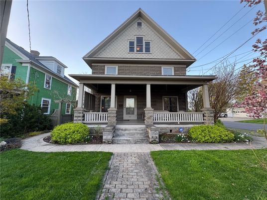 Exterior, Facade, Queen Anne Victorian