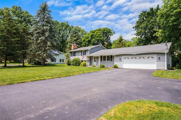Attached, Exterior, Facade, Ranch