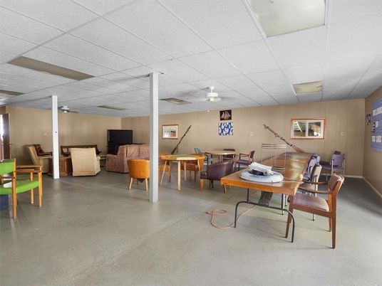 Home Office, Interior