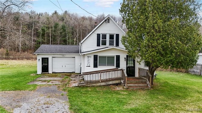 Attached, Exterior, Facade, Farmhouse