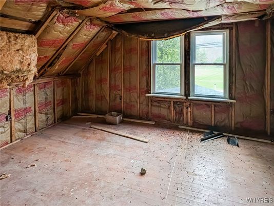 Empty room, Interior