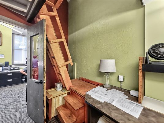 Home Office, Interior