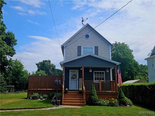 Backyard, Exterior, Facade, Queen Anne Victorian