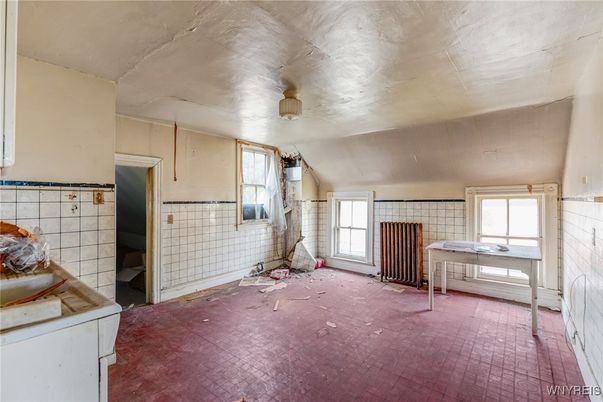 Empty room, Interior