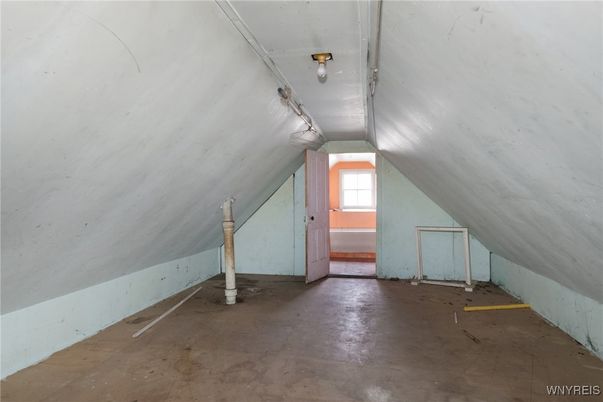 Empty room, Interior