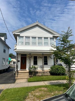 Exterior, Facade, Queen Anne Victorian