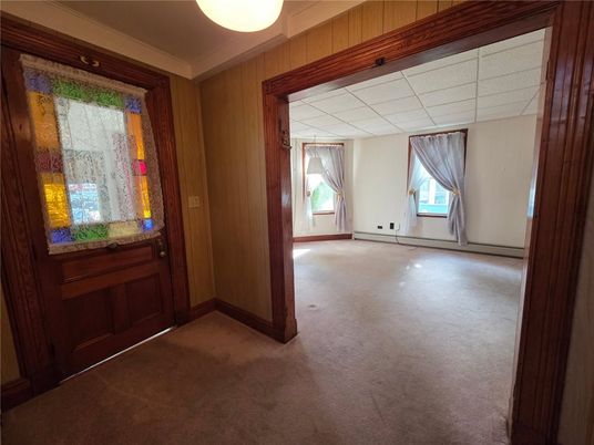 Empty room, Interior