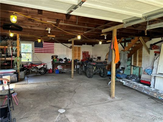 Garage, Interior, Wooden Beams
