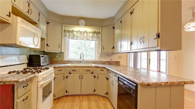 Interior, Kitchen, Pendant Lights, Wood Texture Flooring
