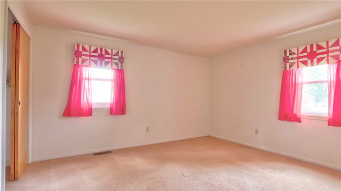 Empty room, Interior