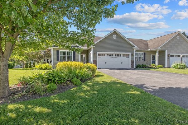 Attached, Exterior, Facade, Ranch