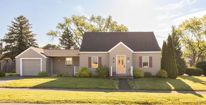Attached, Exterior, Facade, Cape Cod