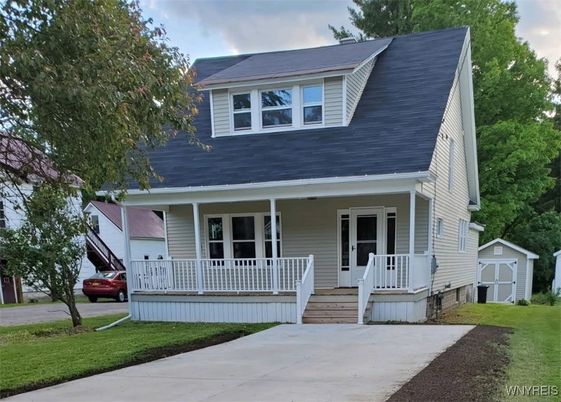 Exterior, Facade, American Foursquare