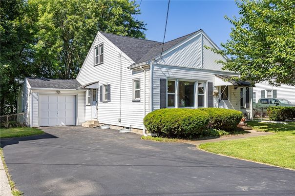 Attached, Exterior, Facade, Cape Cod