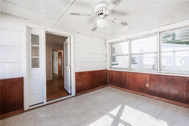 Empty room, Interior