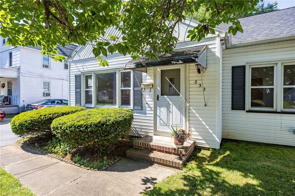 Exterior, Facade, Cape Cod