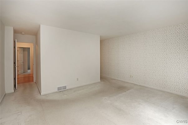 Empty room, Interior
