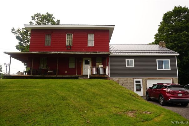 Exterior, Facade, Split Level