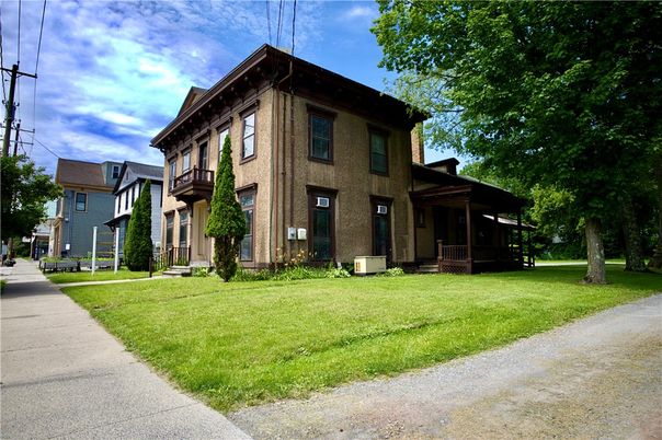 Backyard, Exterior, Facade, Brick Facade, American Foursquare