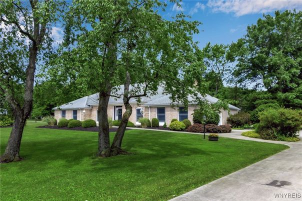 Exterior, Facade, Brick Facade, Ranch