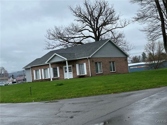 Exterior, Facade, Brick Facade, Ranch