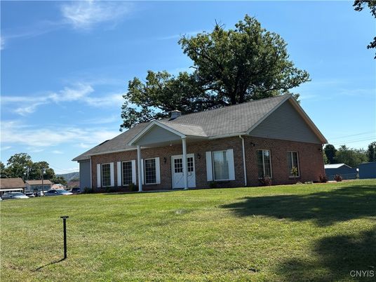 Backyard, Exterior, Facade, Brick Facade, Ranch