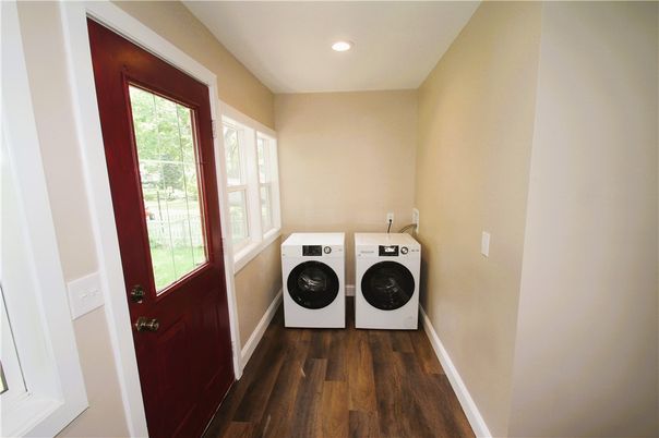 Interior, Recessed Lighting, Washer, Wood Texture Flooring