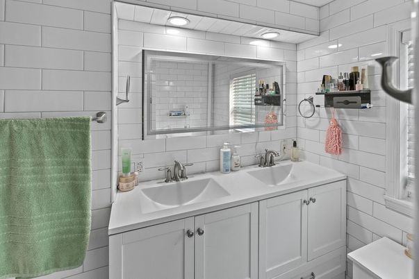 Bathroom, Dual Sink Vanities, Interior, Recessed Lighting