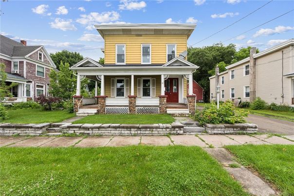 Exterior, Facade, American Foursquare